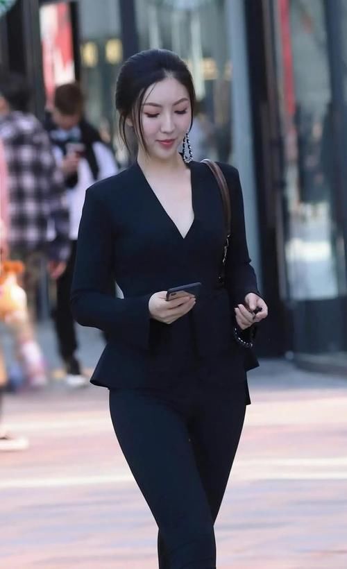 搭配 一身黑色的搭配,穿出了温婉大气的美,简约美丽又稳重