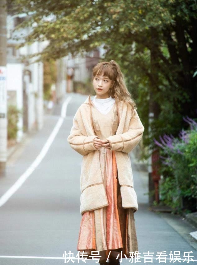 优雅|大衣下面不一定要搭裤子,今年流行“大衣+半身裙”,优雅显高级