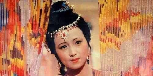 贾母|元春封妃是宫廷秘事,贾母等人都不知道,秦可卿是如何知道的