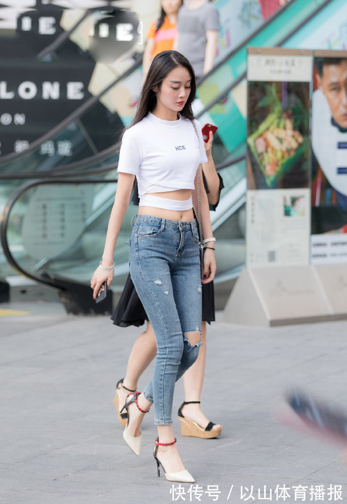 t恤 黑色蕾丝修身小衫搭配长裙,衬托身材曲线美,穿高跟鞋后更加性感