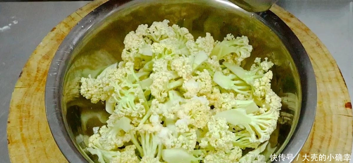 炒花菜有人焯水,有人直接下锅炒,都做错了,看饭店大厨怎么做的