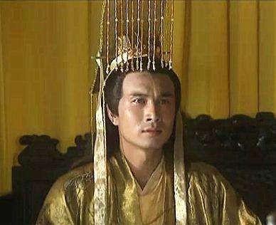 龙椅|朱元璋正准备磕头,刘伯温上前一脚踢翻龙椅,朱元璋直接被踢上皇位!