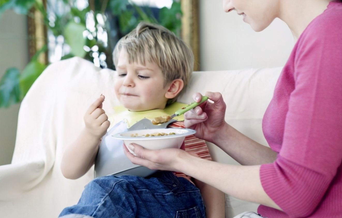 家长|几种错误的喂饭方法，很伤娃脾胃，诸多家长惯用后一种