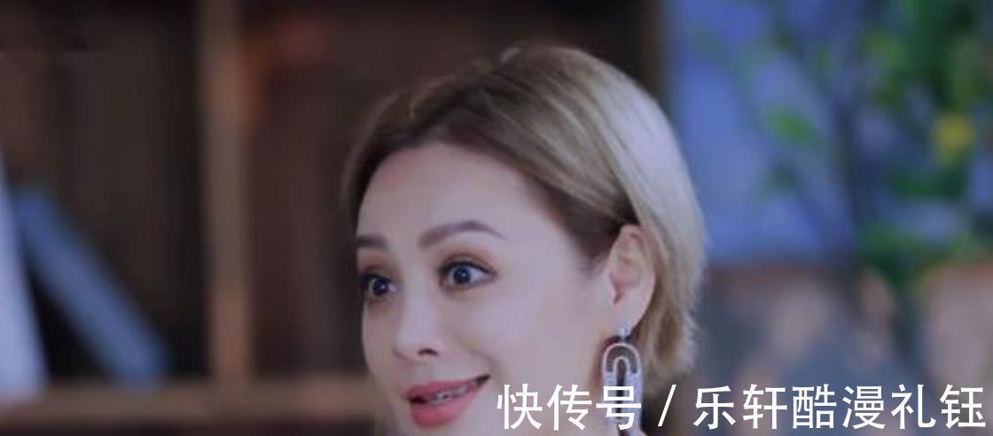 花儿与少年|《中餐厅5》海报姚安娜独自站后排，颜值普通头比周也大一圈