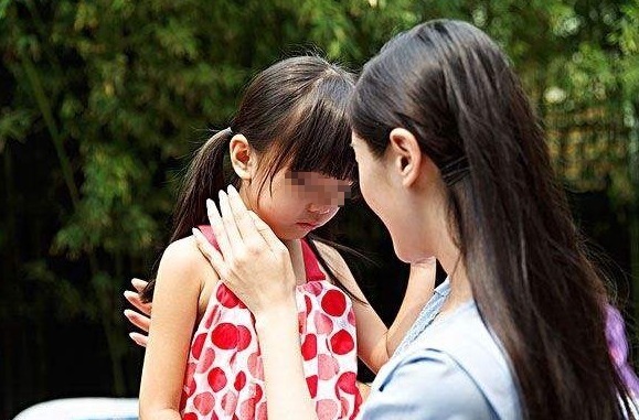 琳琳|5岁女孩每日精心打扮上幼儿园，却遭同学孤立，老师：我也不敢碰