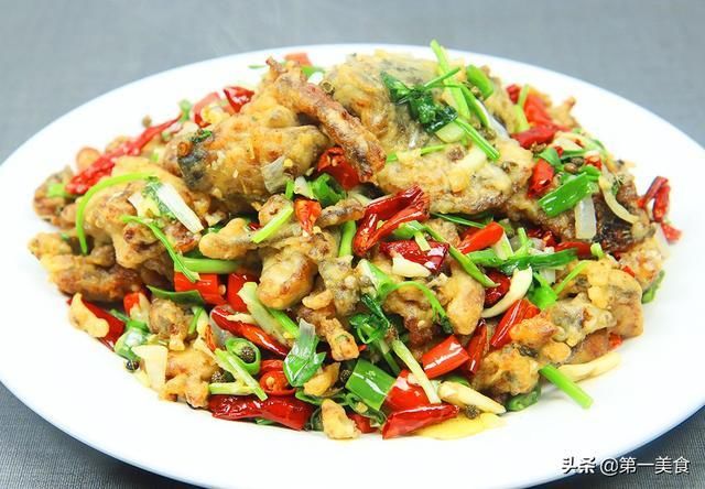 解馋|解馋必备，大厨分享干煸辣子鱼，不仅香辣够味，连鱼骨都是焦香的