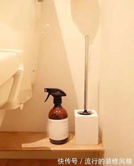 柜子|邻居家卫生间要火了！马桶离地10公分，下方加两根杆子，收纳满分