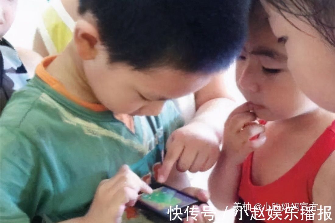 老师|孩子带手机去幼儿园,老师发现后怒摔手机,宝妈:你敢摔我手机