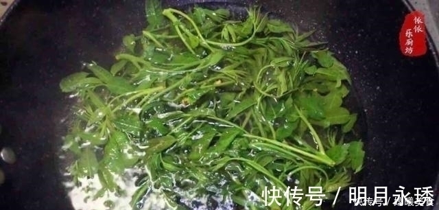 鸡蛋别再老一套,这做法孩子点名吃,5分钟搞定,好吃不上火!