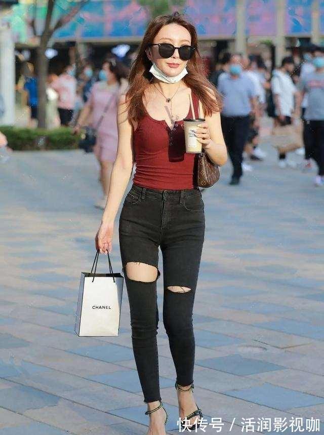 小姐姐|美女穿着透明高跟凉鞋，非常有吸引力，走在大街上就是一道风景线