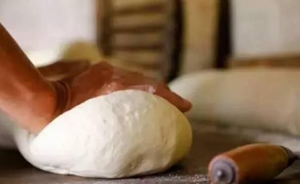 你蒸包子或者是馒头时,发面还在只用“酵母”吗难怪不好吃