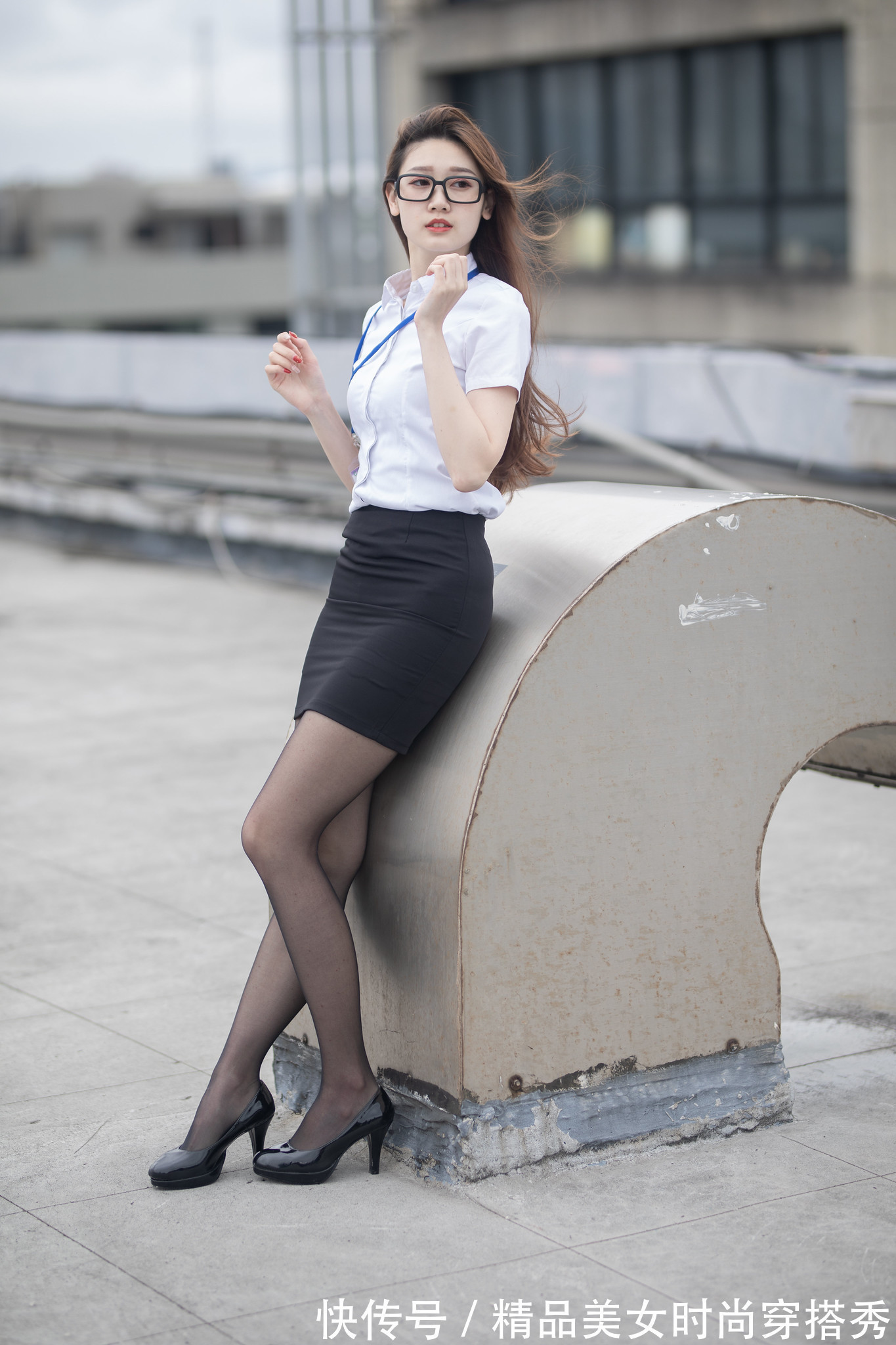 衬衫 白色衬衫干练又经典,搭配包臀黑色短裙,修身又有型