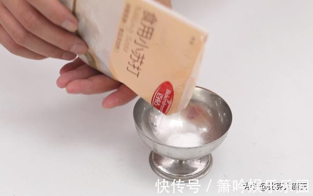 一滴水|白墙脏了不用重新刷,墙壁上抹一点,简单擦一擦就干净,省力省事