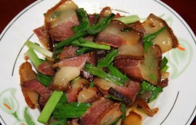 炒腊肉时，别直接下锅炒！大厨教你这2招，腊肉咸香美味，好吃！