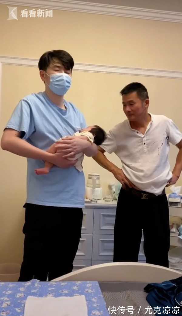 抱娃|笑翻!爸爸刚抱起满月女儿 爷爷奶奶排队''抢娃''