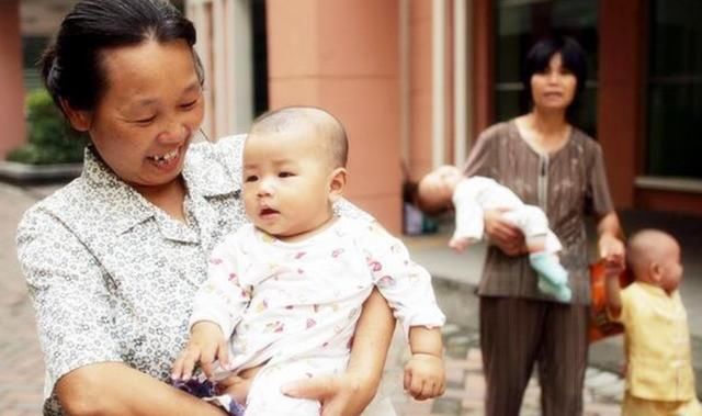 孩子|“新型偏心”开始出现在众多家庭中，作为年轻父母，你中招了吗？