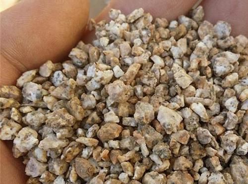 蛭石只有两个作用，在养花的过程中这两个作用表现良好