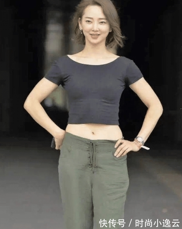 健身 韩系美人简约穿搭出街,酷炫时尚气质满分,收获众人欣赏目光