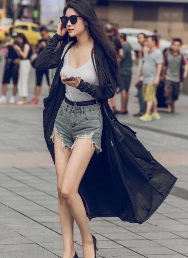 街拍：美女穿着散发出简约个性的视觉美感，整个人轻盈又妩媚