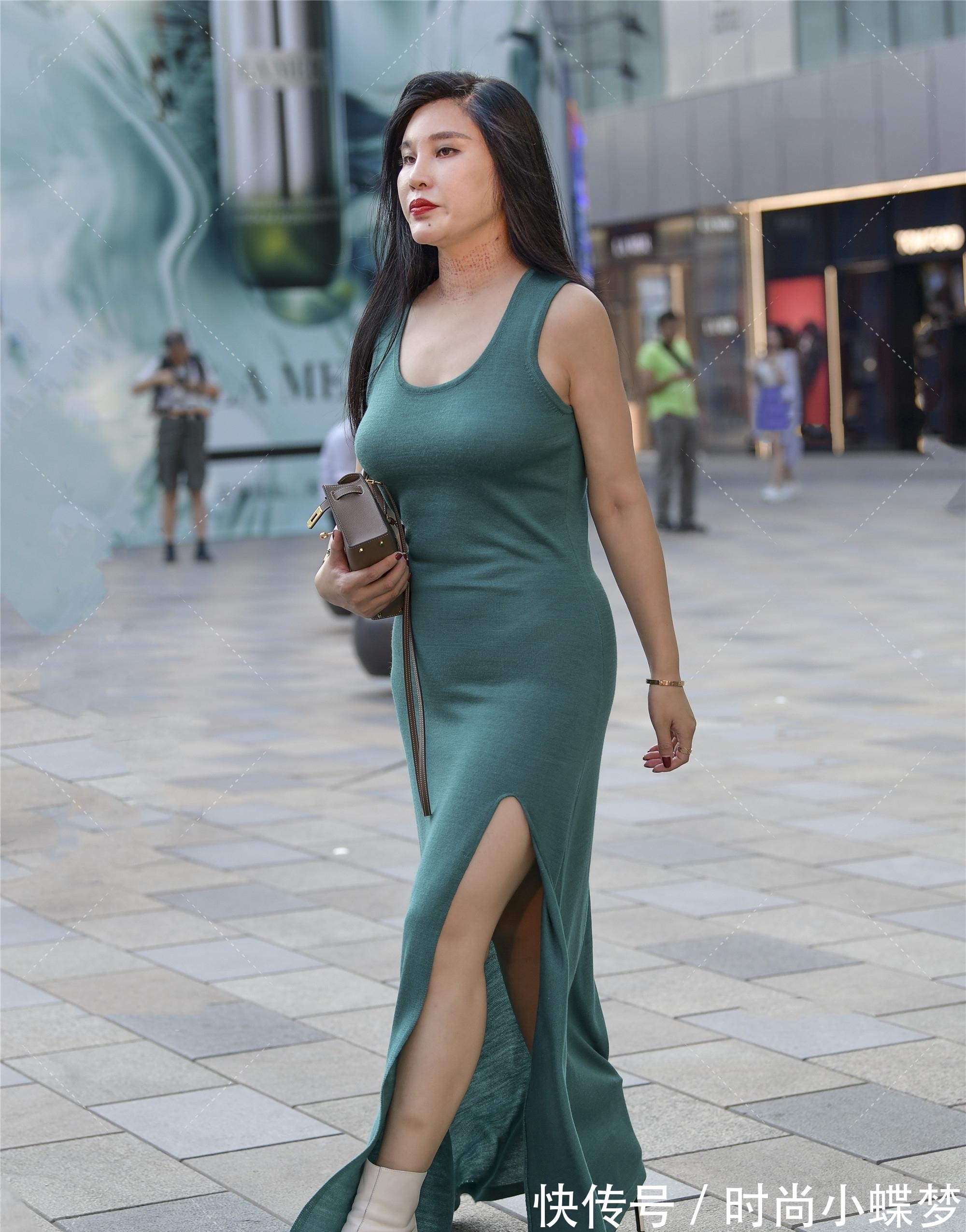 连衣裙|今夏潮流的墨绿色连衣裙，时尚女郎手把手教你如何穿搭的“时髦”