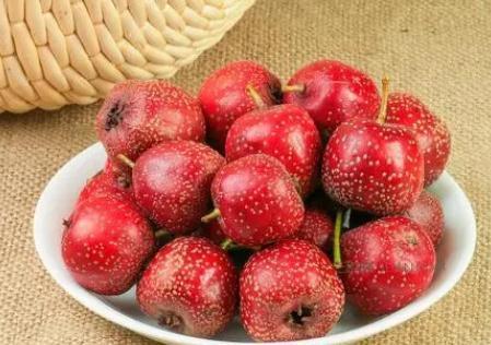 女娃|8岁女娃积食严重,医生提醒:秋季“3果”或能损伤脾胃,要少吃