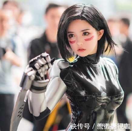 coser|女子穿“塑料袋”参加漫展,明明一丝不露,却让人害羞