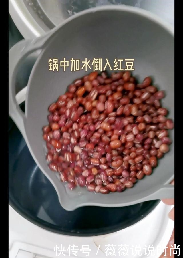 它和红豆一起煮，皱纹消失了，嘴巴不臭了，秀发慢慢变乌黑柔顺