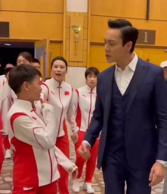 太可爱！全红婵与陈伟霆热聊不小心脱离队伍，尴尬回归逗翻陈芋汐