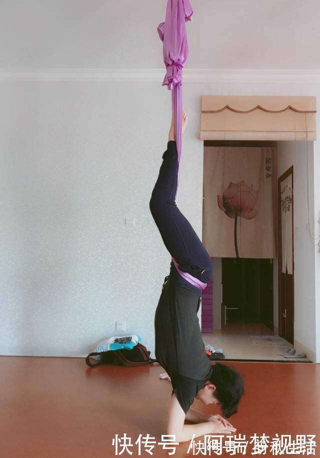 骨盆前倾|宝妈倒立着练瑜伽,宝宝觉得好奇,接下来的动作,老爸没眼看