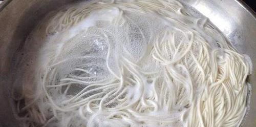 下锅的时机|煮面条时,很多人沸水下锅,难怪煮出来的面条没有口感