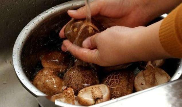 就行了|洗香菇,用水冲就行了错大厨教你2招,虫卵脏东西自动泡出来