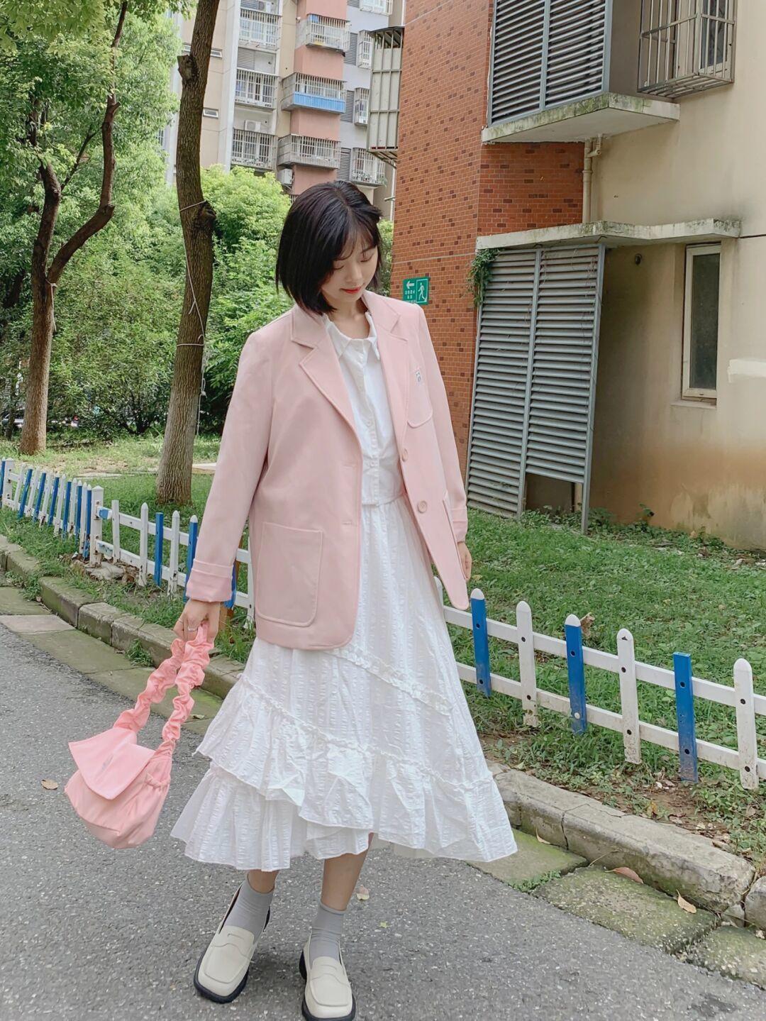 红色字母卫衣+白色休闲裤,韩范十足!|早秋卫衣合集| 韩范