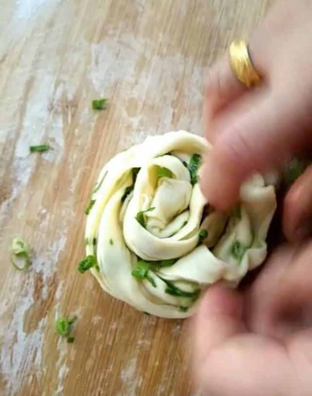乡下婆婆告诉你一个盐葱饼的新吃法,外酥里嫩,把我都给吃撑了