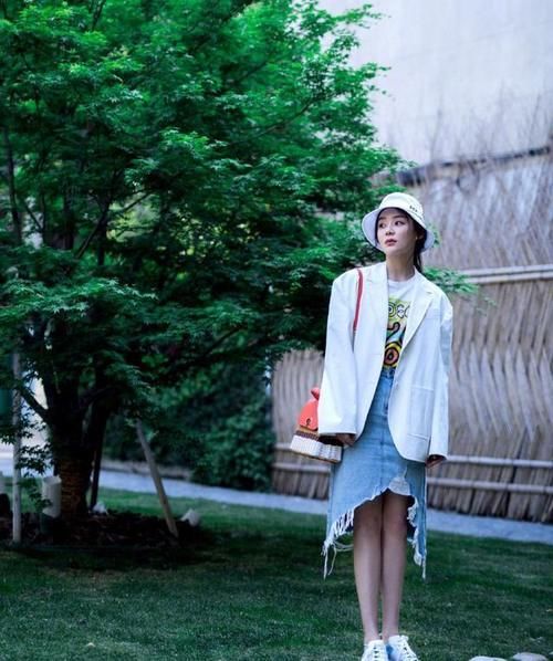 还对牛仔长裤恋恋不舍,穿清爽牛仔裙,彰显夏日活力