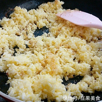 冬天吃#精致一人食#咖喱粉虾仁炒饭,暖身又暖心