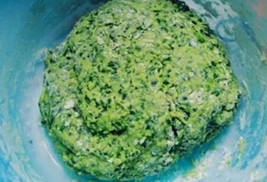 自制韭菜虾粉腥香饵料,野河里钓大草鱼竿竿必中!