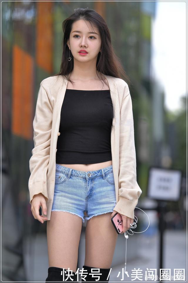 针织衫搭配黑色吊带,温柔似水,舒适又好看