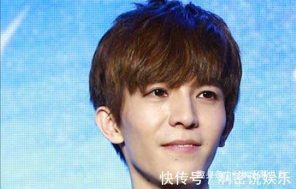 节目录制失控，何炅离席，成龙一脚踹向主持人，网友却说解气