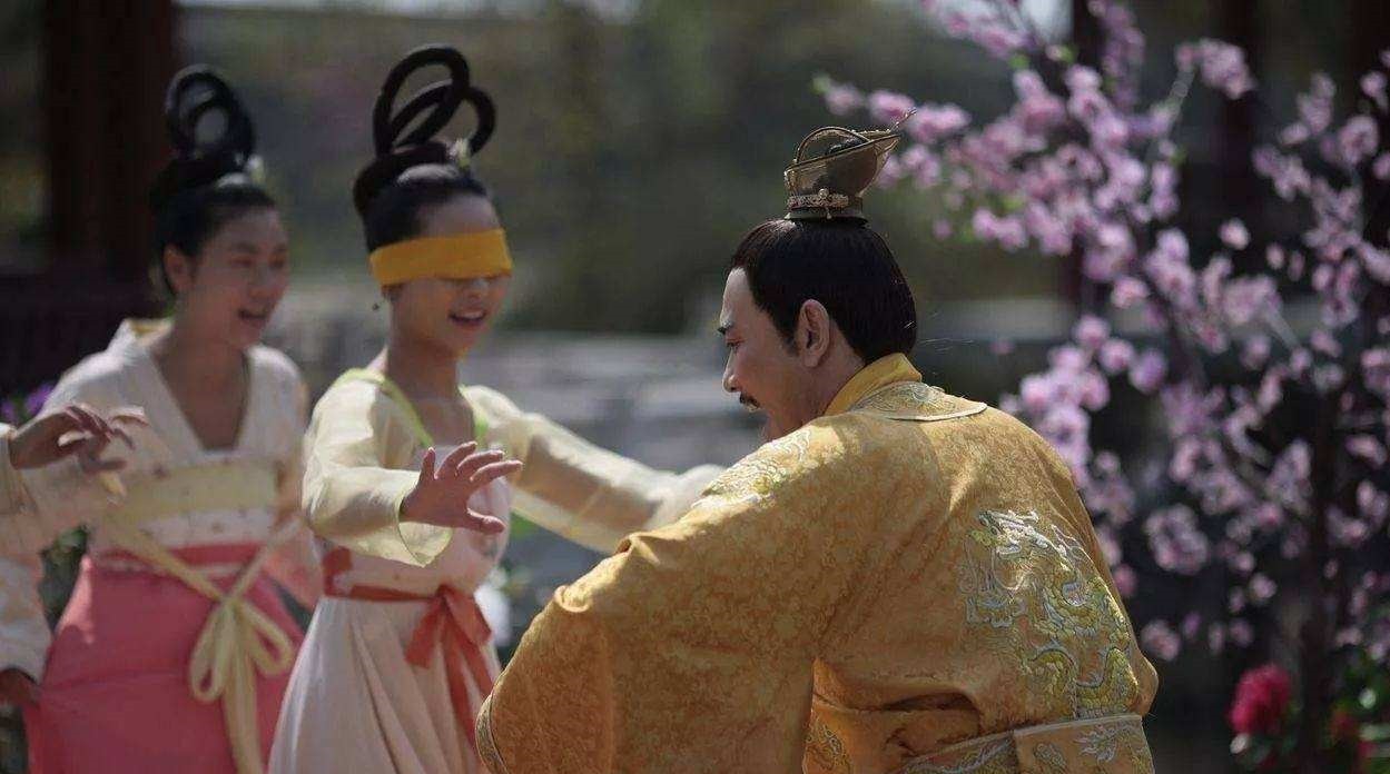 长生不老#皇帝无意出丑,小宫女没忍住笑出了声,谁知这一笑却改变了命运