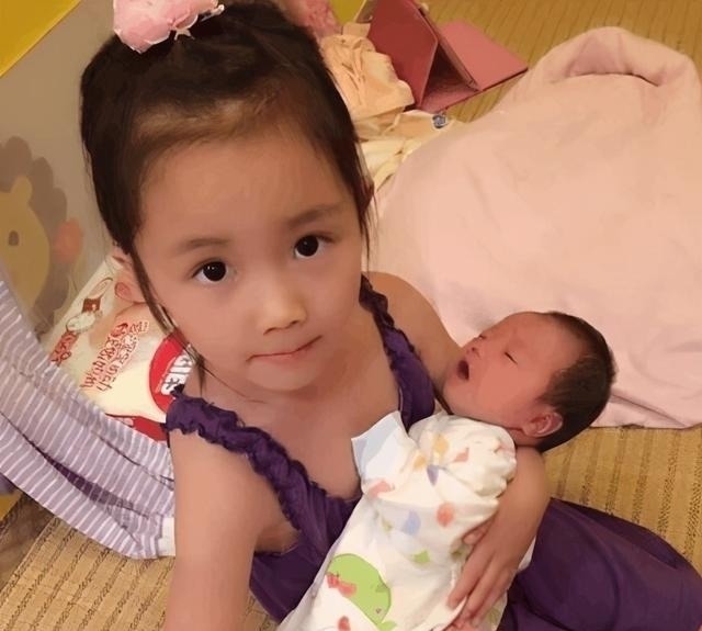 医院|爸爸抱孩子在医院打点滴,却因姿势走红,网友亲生的错不了