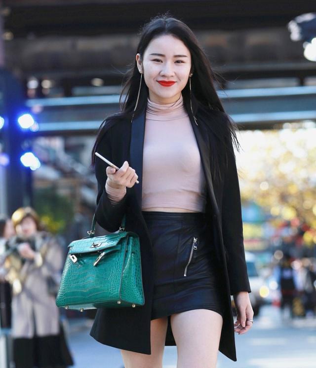 街拍:单辫子的小美女,牛仔裤搭配黑色吊带背心,简洁大方