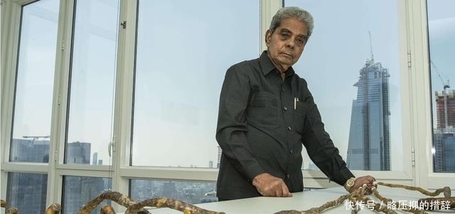 印度一男子锯掉了留了66年的指甲,左手已“废”?网友:确实不值得