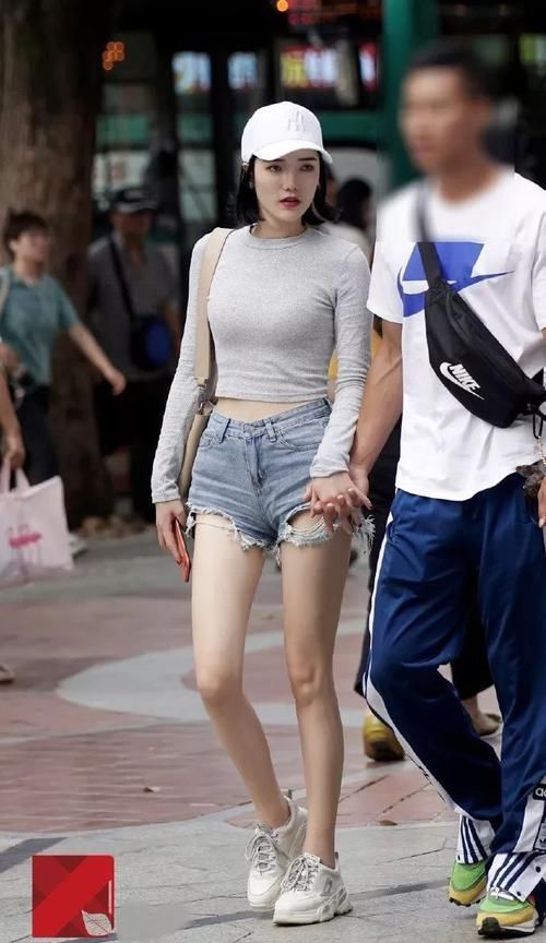 回头率|路人街拍腿长的小姐姐,随便穿都好看,回头率又高