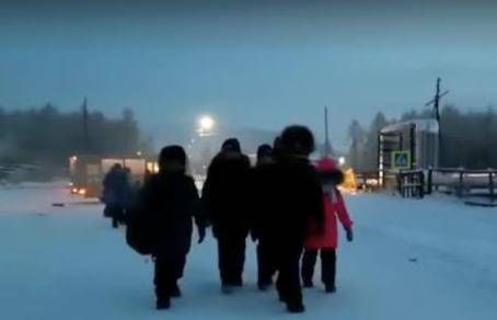 俄罗斯小学生顶着-51℃寒温 跨过层层白雪徒步上学