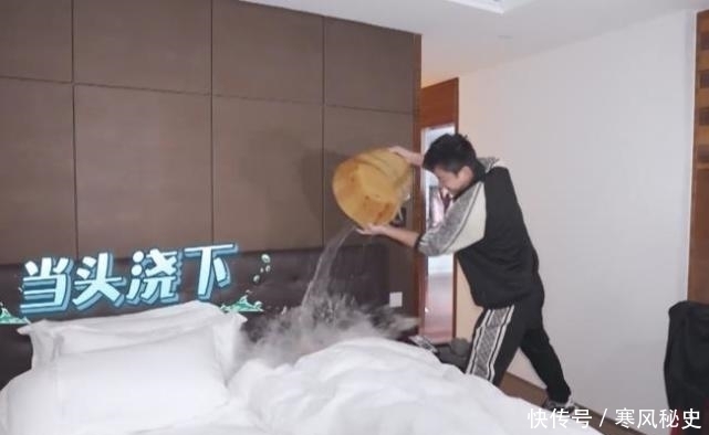 《极挑》黄明昊吃塑料纸，王迅被贾乃亮泼洗脚水，节目组搞事情
