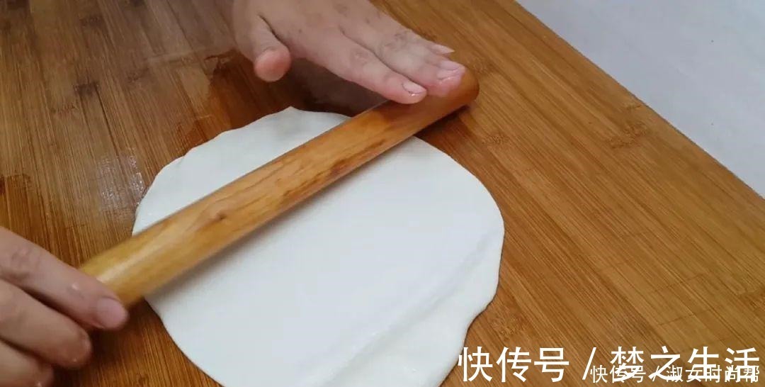 我家烙饼就爱这样做,擀杖卷一卷,张张柔软又劲道,比鸡蛋饼还香