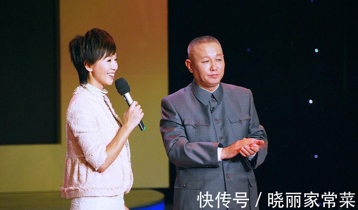 白色|女主持人中真服欧阳夏丹的洒脱,短发干练裙装优雅,很有优越感