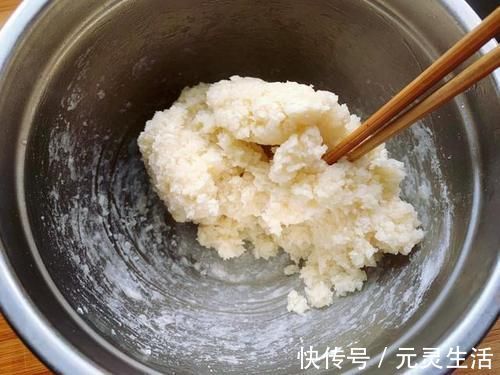 炸糖糕时，用开水和面还是冷水和面？学会1招，个个空心不破皮