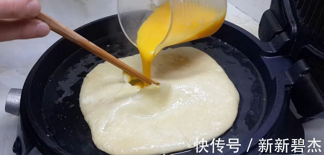 我家烙饼从来不早起,冰箱里一放,比手抓饼好吃,一次四个不够吃