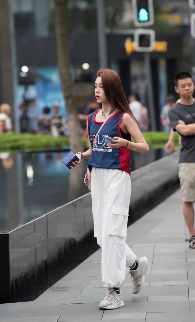 街拍:小美女无袖上衣配白色裤子,色彩运用十分娴熟,让人惊艳
